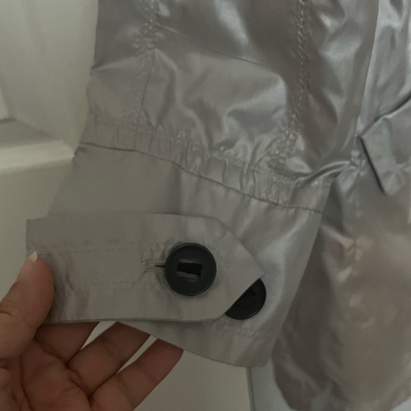 Vince Camuto Women’s Jacket windbreaker. Silver. Size Large. - Picture 4 of 10